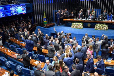 Senado aprova projeto que reduz prazos da inelegibilidade e fragiliza Lei da Ficha Limpa