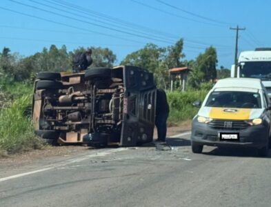 Carro-forte tomba na BR-222 próximo a Vitória do Mearim e ocupantes são socorridos