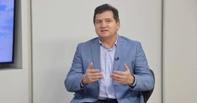 Simplício Araújo anuncia saída da TV Guará, revelando indiretamente sinais de crise interna na emissora.