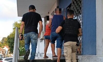 Casal é preso após assaltar loja de veículos; mulher se passava por cliente para atrair vítima