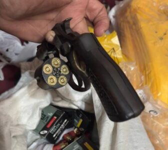 POLÍCIA CIVIL APREENDE ARMAS DE FOGO E MUNIÇÕES EM CAXIAS