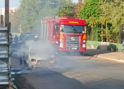 Carro pega fogo na Avenida Nina Rodrigues, na Península em São Luís; bombeiros controlam chamas