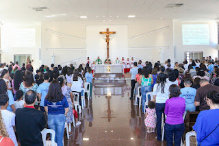 Ibaneis Rocha reforça apoio a organizações religiosas durante missa no Núcleo Bandeirante