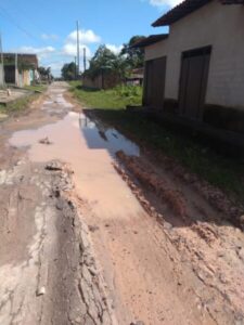 Na Rua Orquídea 1, com a lama e buracos tomando conta da via moradores recorrem ao vereador Braz Amaral, que cobre do governo Zezildo a solução do problema