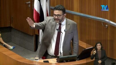 Deputado relata versão de confusão entre Dino e mulher em voo