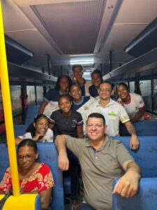 Prefeito Deyvison entrega ônibus escolares modernos e acessíveis: um salto na educação de Mirinzal