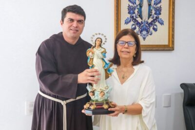 A deputada Helena Duailibe recebe a imagem peregrina de Nossa Senhora da Conceição