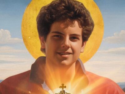 Carlo Acutis se torna o primeiro santo millennial da Igreja Católica em canonização histórica