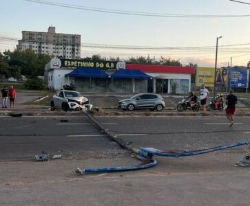 Carro derruba poste e causa bloqueio parcial na Estrada do Araçagi, na Grande São Luís