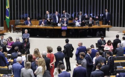 Deputados analisam pedido de urgência para projeto sobre anistia; acompanhe