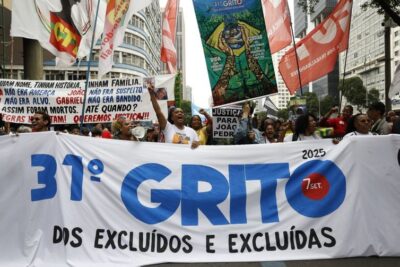 Desfile e protesto tomam as ruas do centro do Rio de Janeiro