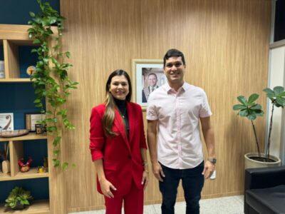 Deputada Janaína esteve com o secretário Thiago Mendes para tratar do programa Leite Especial