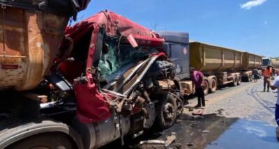 Acidente envolve três caminhões e uma picape e trava trecho da BR-135 em Itapecuru