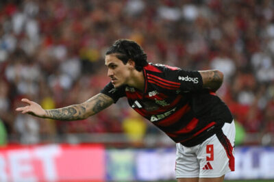 Com show de Pedro e gritos de ‘olé’, Flamengo atropela o Corinthians no Maracanã lotado