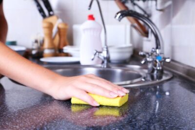 Esponja da pia: o vilão da cozinha que pode causar infecções graves!