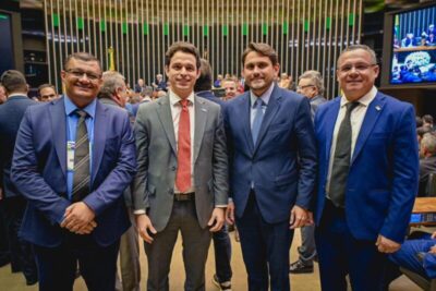 Ao lado de prefeitos, deputado Juscelino Filho comemora promulgação da PEC 66