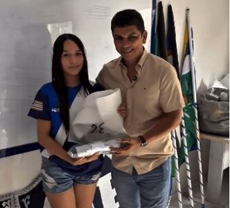 Prefeito Jadeco entrega novo fardamento para alunos da Escola de Música de Apicum -Açu
