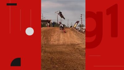 VÍDEO: Piloto cai durante salto em competição de motocross e é atingido por outro atleta