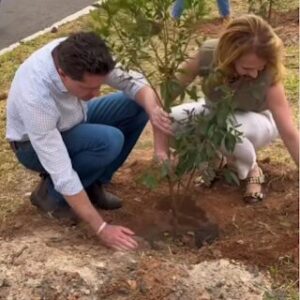 O prefeito de Cristalina-GO Dr.Luís Otávio acompanhado da Primeira-Dama Samara Luzzi Massa e equipe deram o início do plantio de mudas em diferentes bairros da cidade