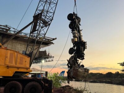 Caminhão que afundou durante queda de ponte entre TO e MA é retirado do fundo do rio com apoio de mergulhadores e guinchos