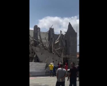 VÍDEO: Parte da estrutura da Igreja Nossa Senhora do Perpétuo Socorro desaba no bairro da Cohab, em SL