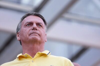 No 1º dia de julgamento no STF, Bolsonaro recebe Jair Renan e Carlos