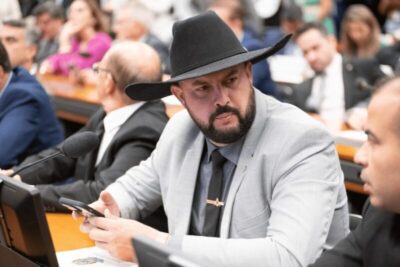 Zé Trovão é condenado a pagar R$ 50 mil ao admitir que bateu na mulher