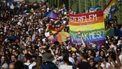 O governo do primeiro-ministro Viktor Orbán proibiu a Parada LGBT+ na cidade de Pécs, considerada a mais significativa fora de Budapeste.  A medida segue decisão semelhante tomada na capital em junho, quando autoridades também vetaram o evento, apesar da adesão de participantes que compareceram ao ato realizado de forma simbólica.  Segundo as autoridades locais, a decisão tem base em mudanças recentes na legislação e na Constituição, que restringem manifestações públicas ligadas ao tema. Organizadores afirmam, no entanto, que pretendem manter a programação na data prevista