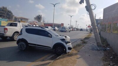 Carro colide contra poste na Av. Conselheiro Hilton Rodrigues, no Olho d’Água