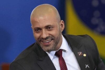 Moraes autoriza progressão de Daniel Silveira para regime aberto; ele terá que usar tornozeleira