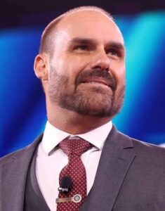 Eduardo Bolsonaro disse que assumirá candidatura em 2026 se Jair Bolsonaro continuar inelegível