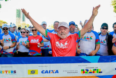 Após cumprir 3 km na corrida do MEC, Lula alfineta Bolsonaro em discurso