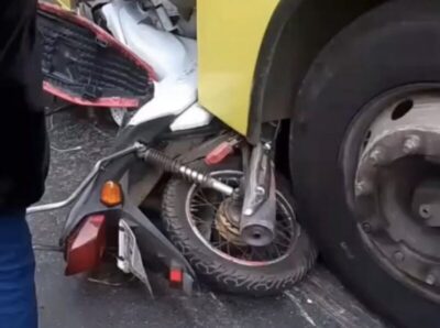 Susto em São Luís: moto acaba esmagada embaixo de ônibus na Avenida Guajajaras