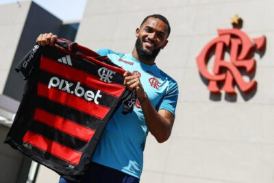 Juninho é apresentado no Flamengo e evita comparações com Gabigol e Pedro; conheça o jogador