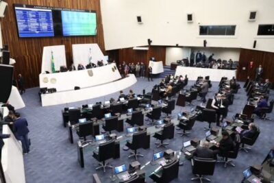 Deputados do Paraná agora podem ser punidos por postagens ofensivas nas redes