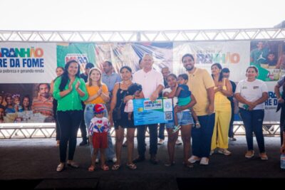 Brandão entrega de cartões do Maranhão Livre da Fome e lança obra de pavimentação em Barreirinhas