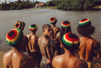 “RASTAFARI”: MC Cabelinho se aventura no reggae em novo lançamento