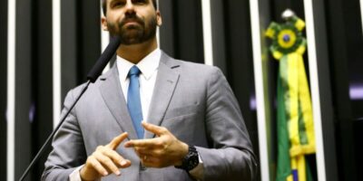 Câmara deve ser comunicada sobre denúncia contra Eduardo Bolsonaro