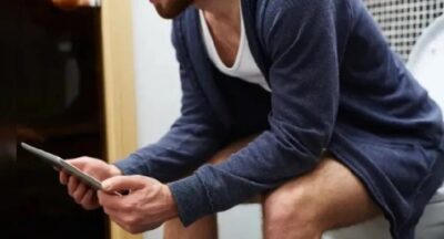 Celular no banheiro pode causar hemorroidas; entenda os sérios riscos à saúde