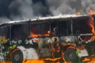 Ônibus incendeia após vazamento de óleo em Salvador
