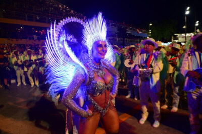 Paolla Oliveira se emociona e encanta Sapucaí na despedida do posto de rainha de bateria da Grande Rio