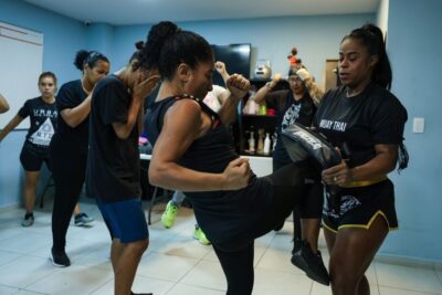 Projeto social no Rio oferece aulas de defesa pessoal para mulheres