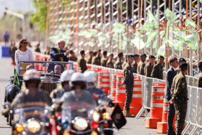Público acompanha desfile cívico-militar aos gritos de “sem anistia”