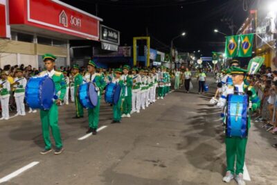 Prefeito Roberto Costa integra desfile cívico e recebe o carinho do povo de Bacabal