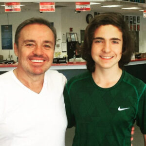 Filho de Gugu oficializa volta ao Brasil para ‘continuar legado’ do apresentador