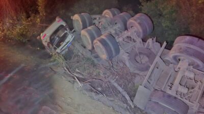 TOCANTINS: Mulher morre soterrada por soja após carreta tombar durante acidente na TO-040