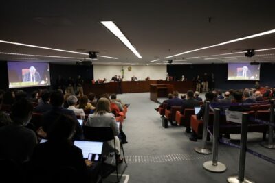 STF retoma julgamento de Bolsonaro após intervalo; Fux prossegue voto