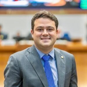 Maranhão avança em inclusão: Lei do Deputado Leandro Bello torna LIBRAS critério de desempate em concursos e seletivos