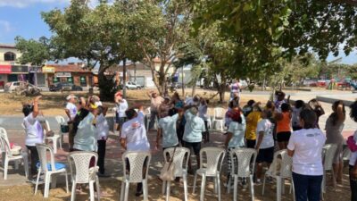 Idosos do SCFV participam de atividade ao ar livre com dança e alongamento na Praça da Família