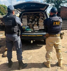 Operação conjunta intercepta 147 kg de maconha em caminhão guincho em Santa Quitéria